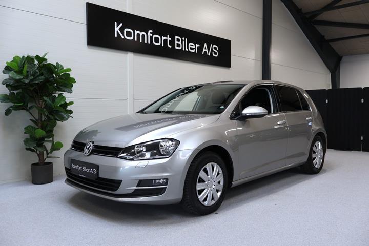 Grå VW Golf VII fra 2013 set udefra