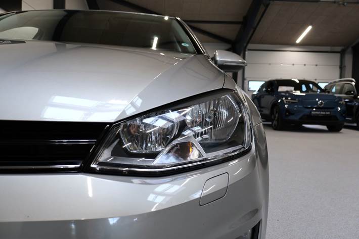 Grå VW Golf VII fra 2013