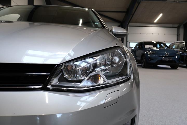 Grå VW Golf VII fra 2013