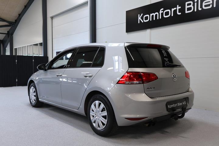 Grå VW Golf VII fra 2013
