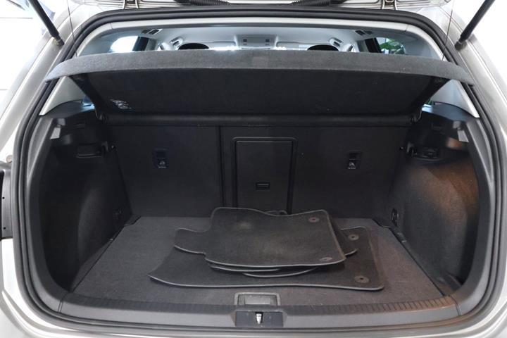 Grå VW Golf VII fra 2013