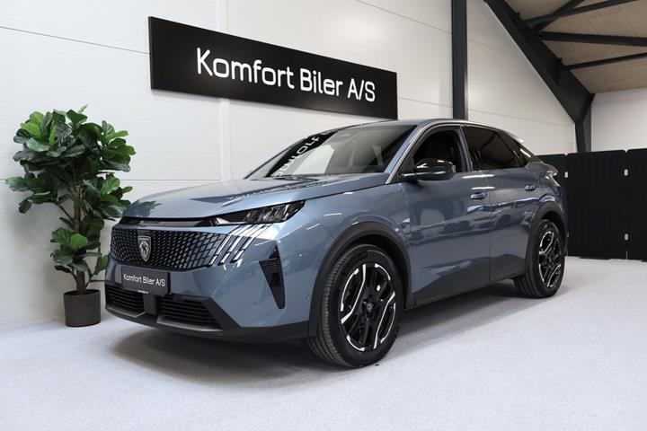 Blå Peugeot e-3008 fra 2025 set udefra