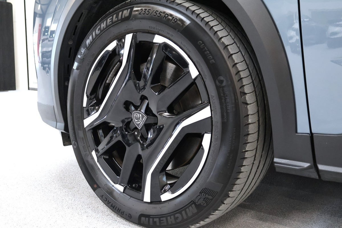 Blå Peugeot e-3008 fra 2025