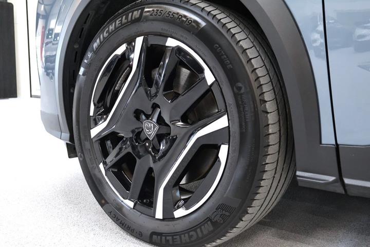 Blå Peugeot e-3008 fra 2025