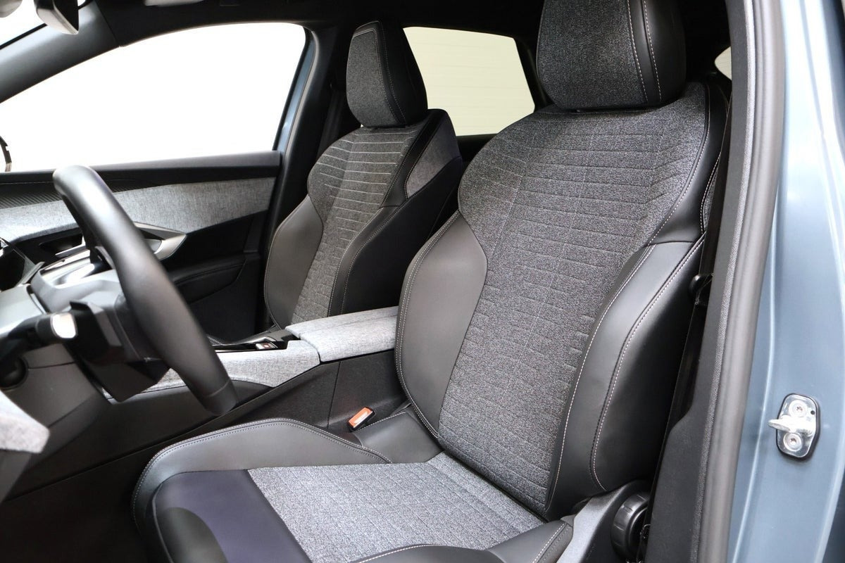 Blå Peugeot e-3008 fra 2025