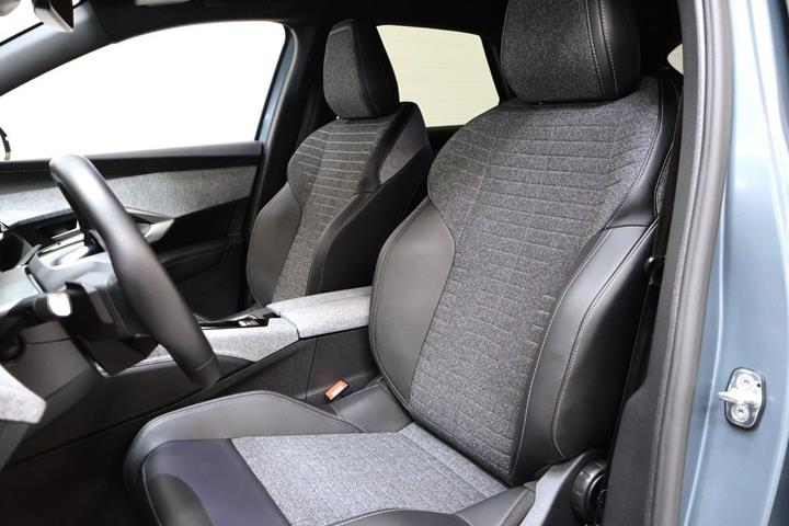 Blå Peugeot e-3008 fra 2025