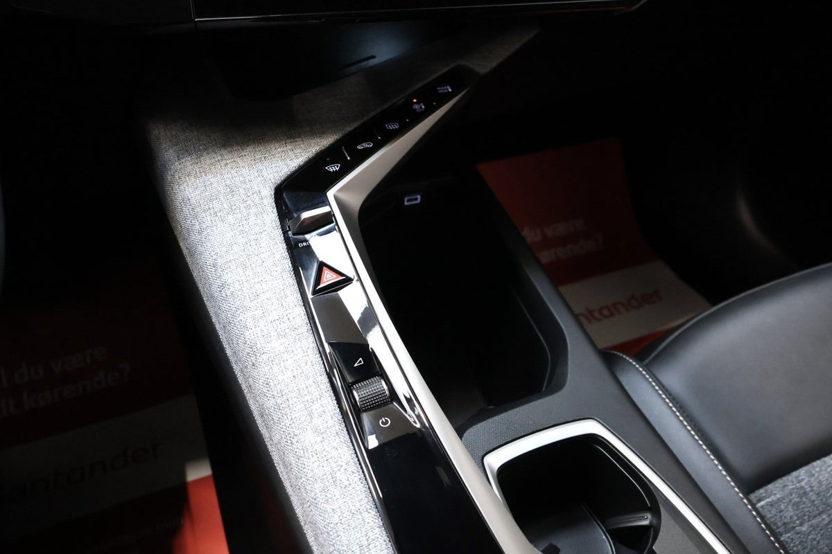 Blå Peugeot e-3008 fra 2025