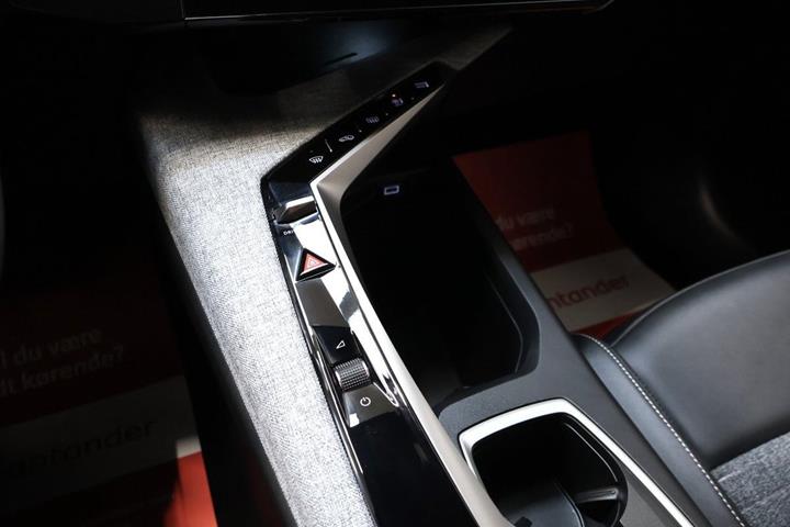 Blå Peugeot e-3008 fra 2025