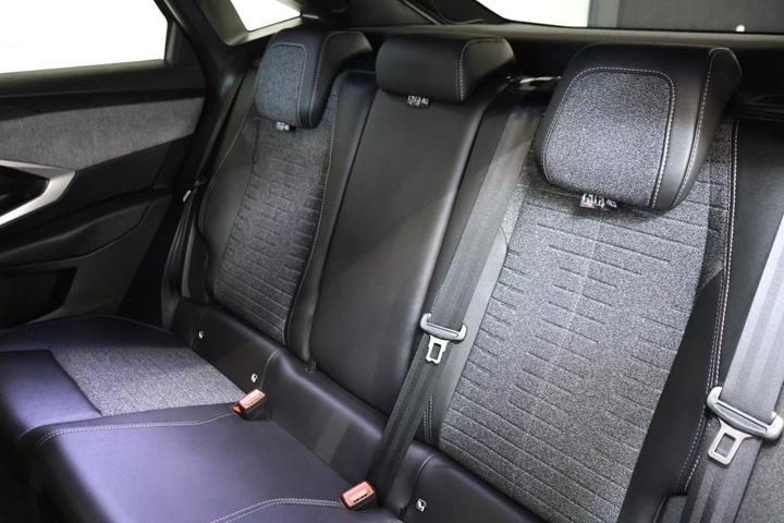 Blå Peugeot e-3008 fra 2025
