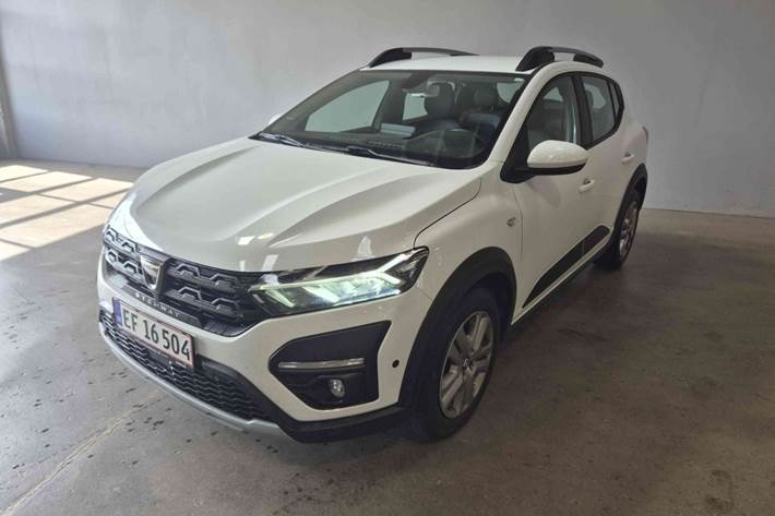 Hvid Dacia Sandero Stepway fra 2021 set udefra