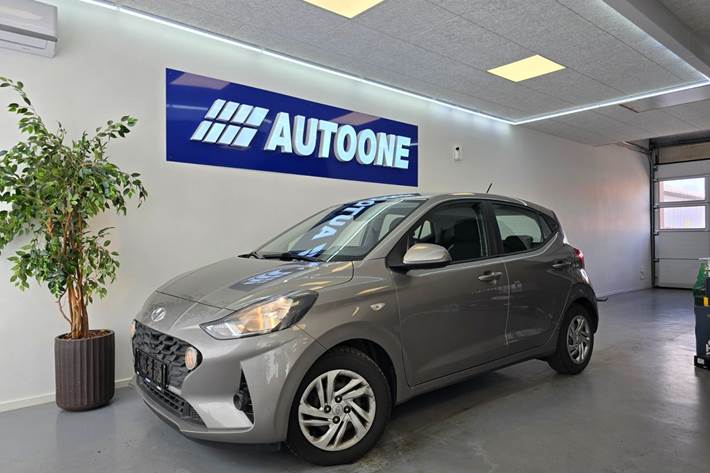 Grå Hyundai i10 fra 2022 set udefra
