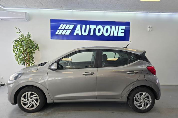 Grå Hyundai i10 fra 2022