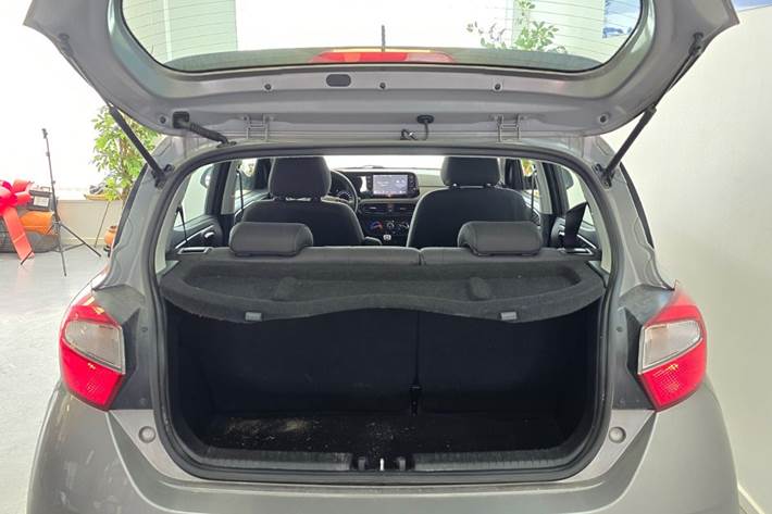 Grå Hyundai i10 fra 2022