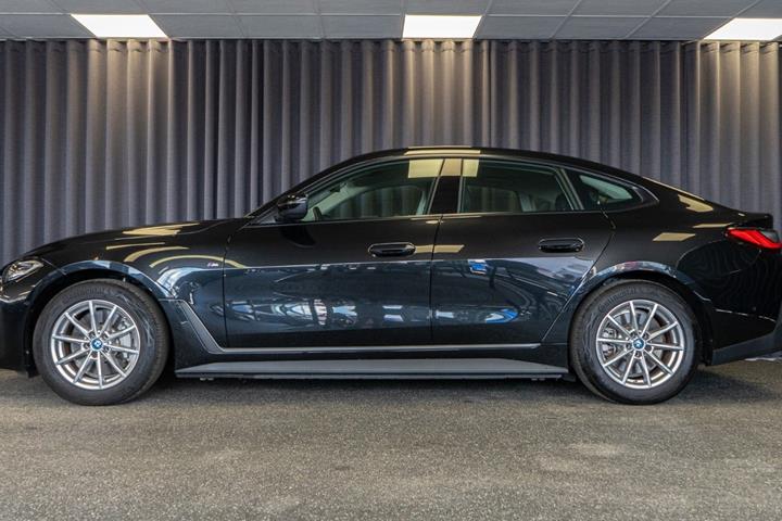 Sort BMW i4 fra 2023