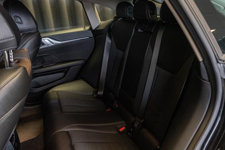 Sort BMW i4 fra 2023