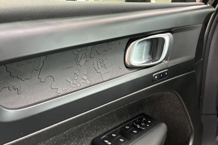Beige Volvo XC40 fra 2023