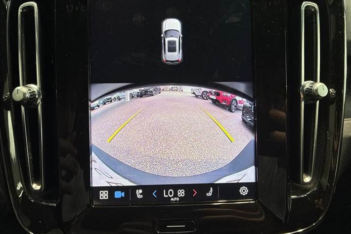 Beige Volvo XC40 fra 2023