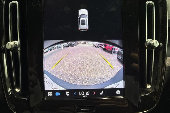 Beige Volvo XC40 fra 2023