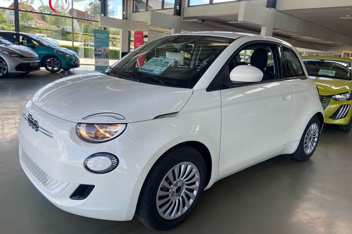 Hvid Fiat 500e fra 2025