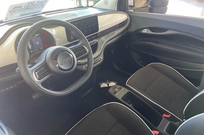 Hvid Fiat 500e fra 2025