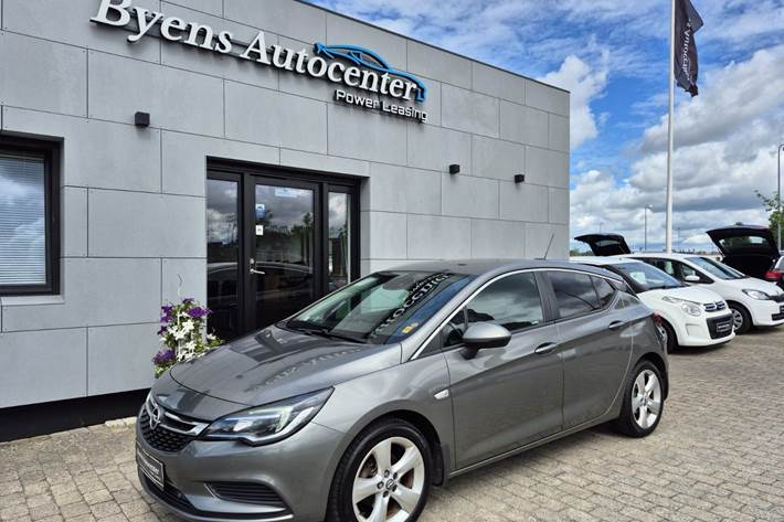 Sort Opel Astra fra 2017