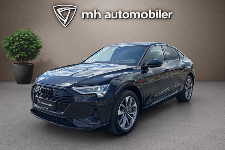 Sort Audi e-tron fra 2023 set udefra