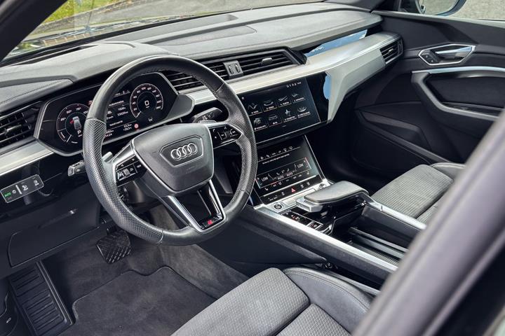 Sort Audi e-tron fra 2023
