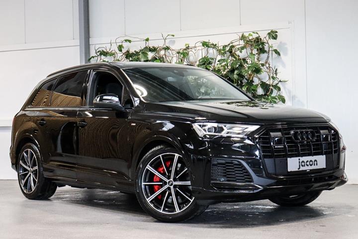 Sort Audi Q7 fra 2022 set udefra