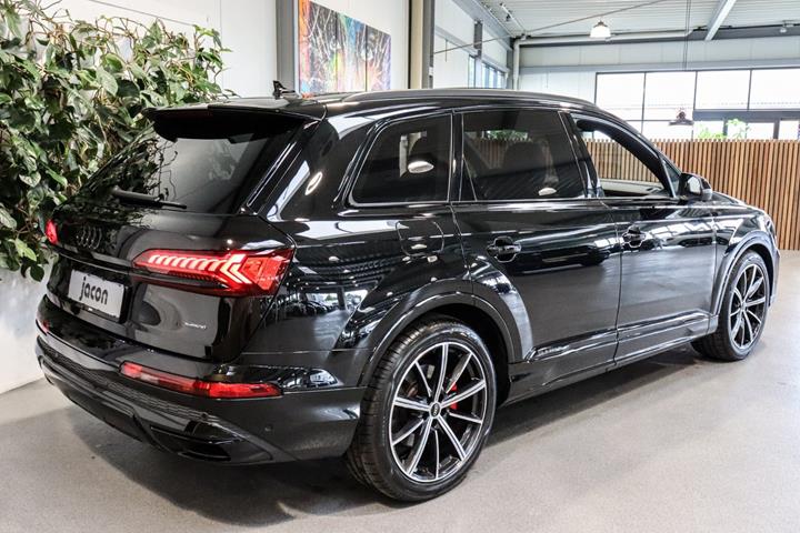 Sort Audi Q7 fra 2022