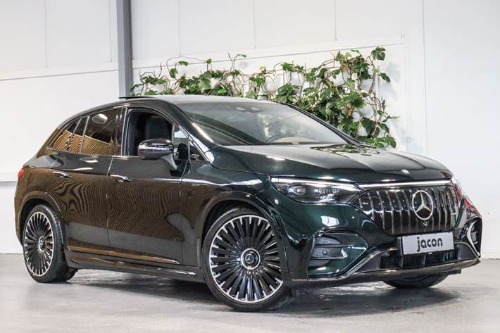 Grøn Mercedes EQE53 SUV fra 2023