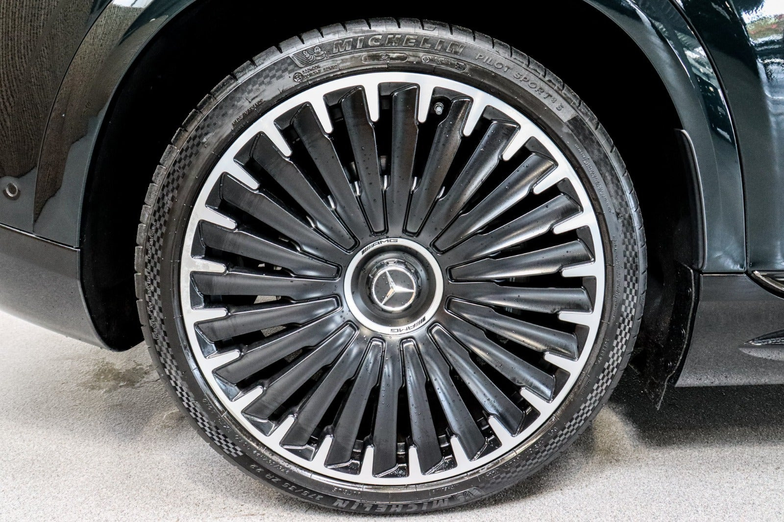 Grøn Mercedes EQE53 SUV fra 2024