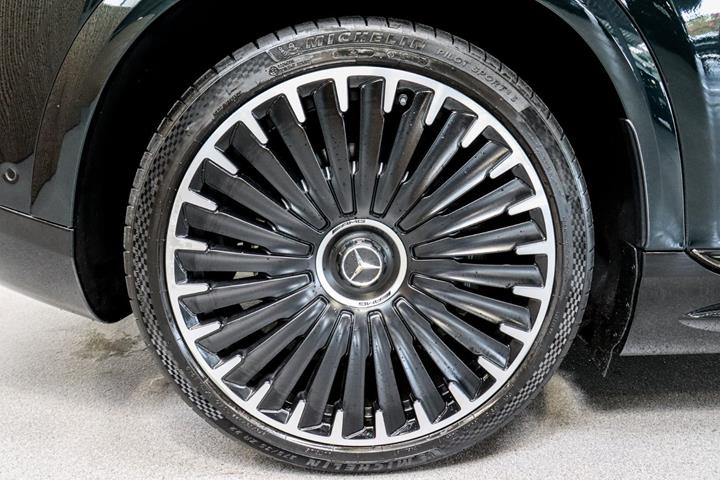 Grøn Mercedes EQE53 SUV fra 2024
