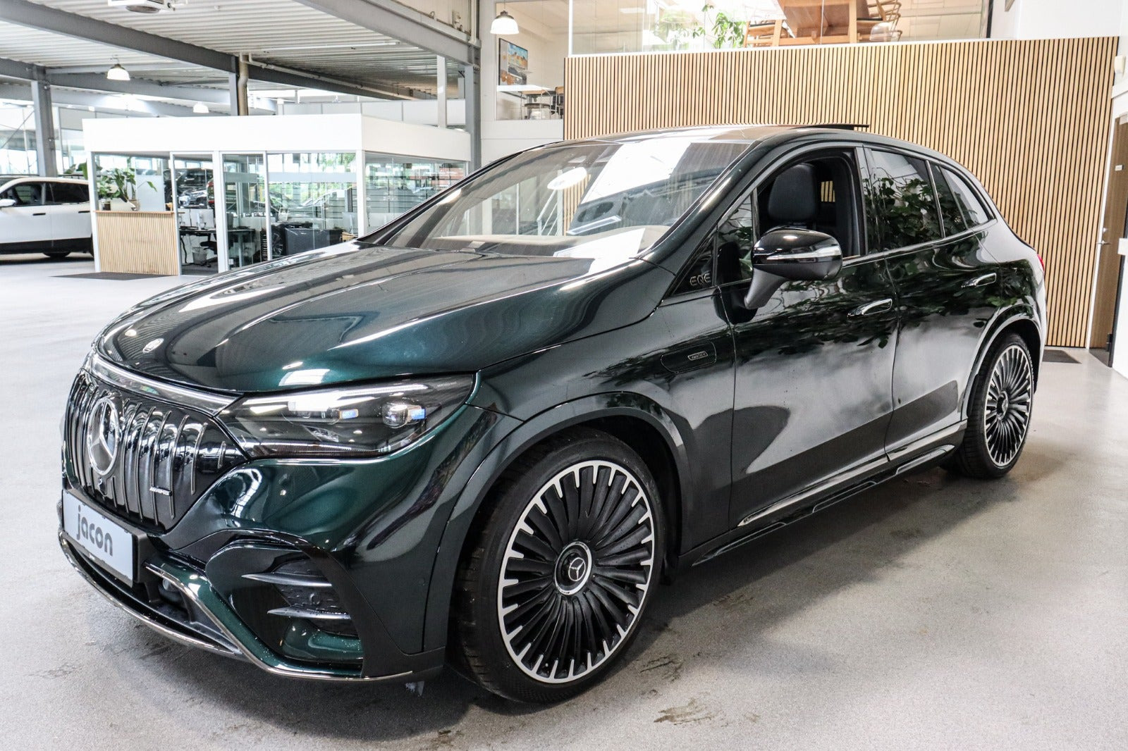Grøn Mercedes EQE53 SUV fra 2024