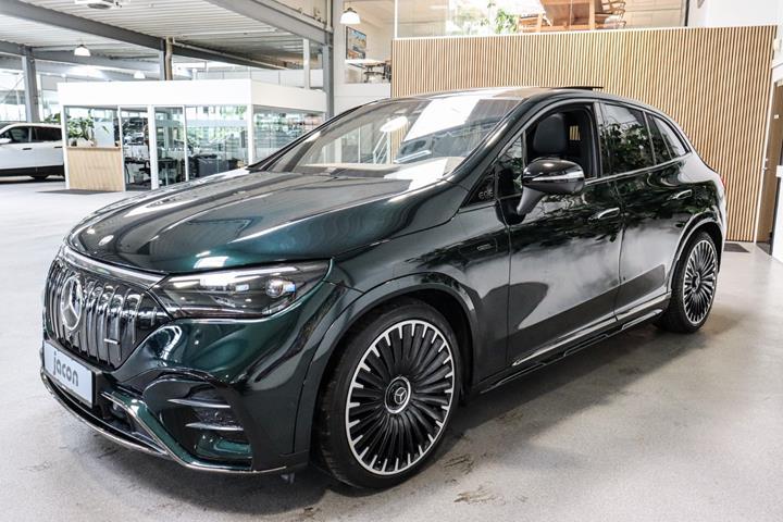 Grøn Mercedes EQE53 SUV fra 2024