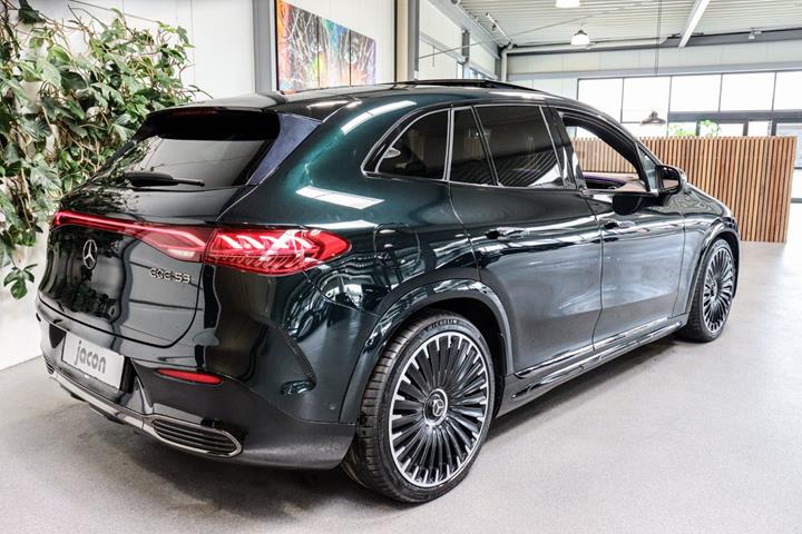 Grøn Mercedes EQE53 SUV fra 2024