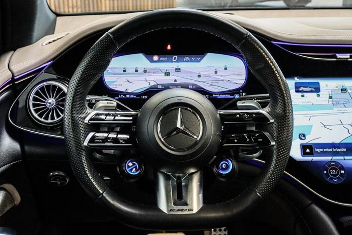 Grøn Mercedes EQE53 SUV fra 2024