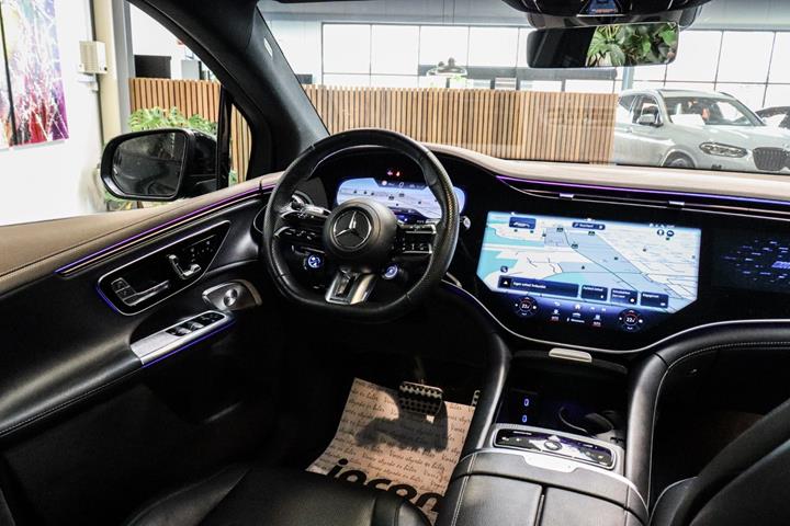 Grøn Mercedes EQE53 SUV fra 2024