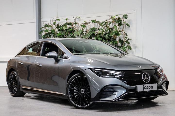 Grå Mercedes EQE350 fra 2022 set udefra