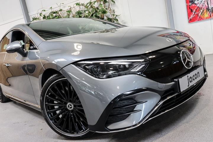 Grå Mercedes EQE350 fra 2022