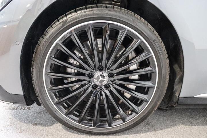 Grå Mercedes EQE350 fra 2022