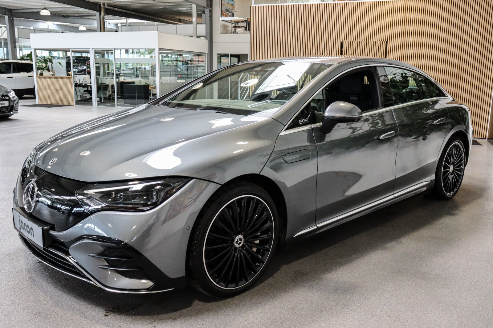 Grå Mercedes EQE350 fra 2022