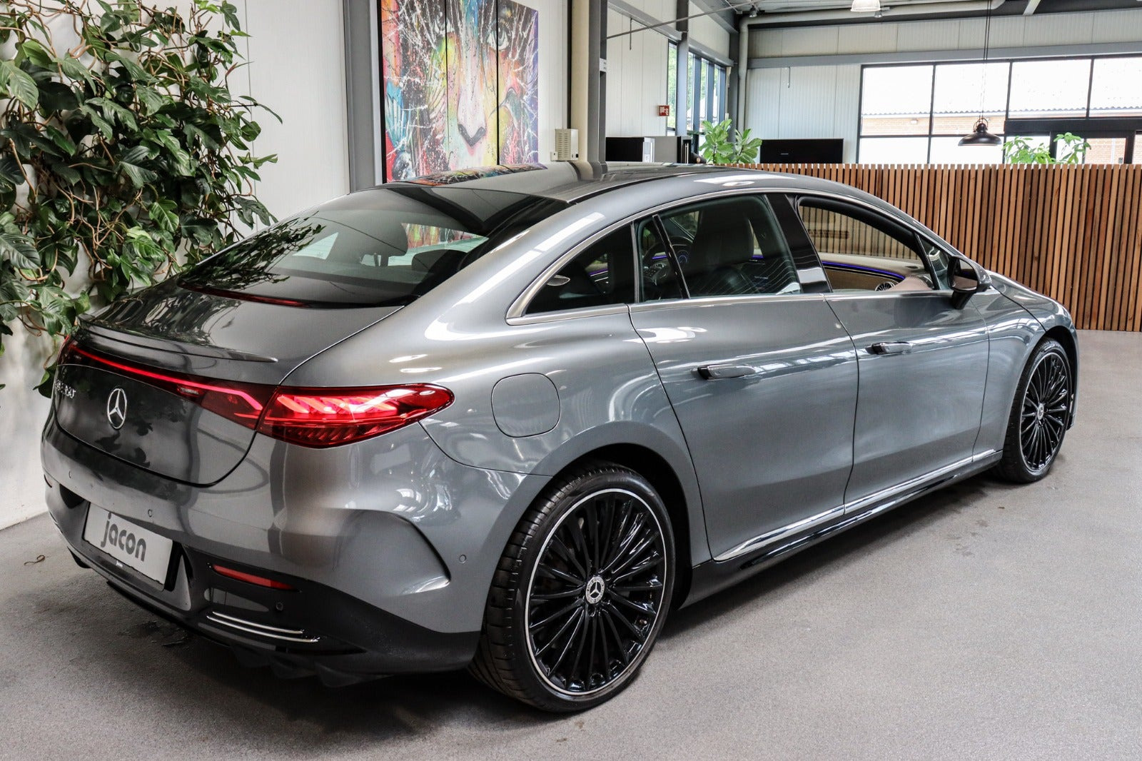 Grå Mercedes EQE350 fra 2022