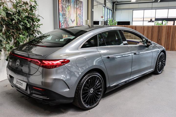 Grå Mercedes EQE350 fra 2022