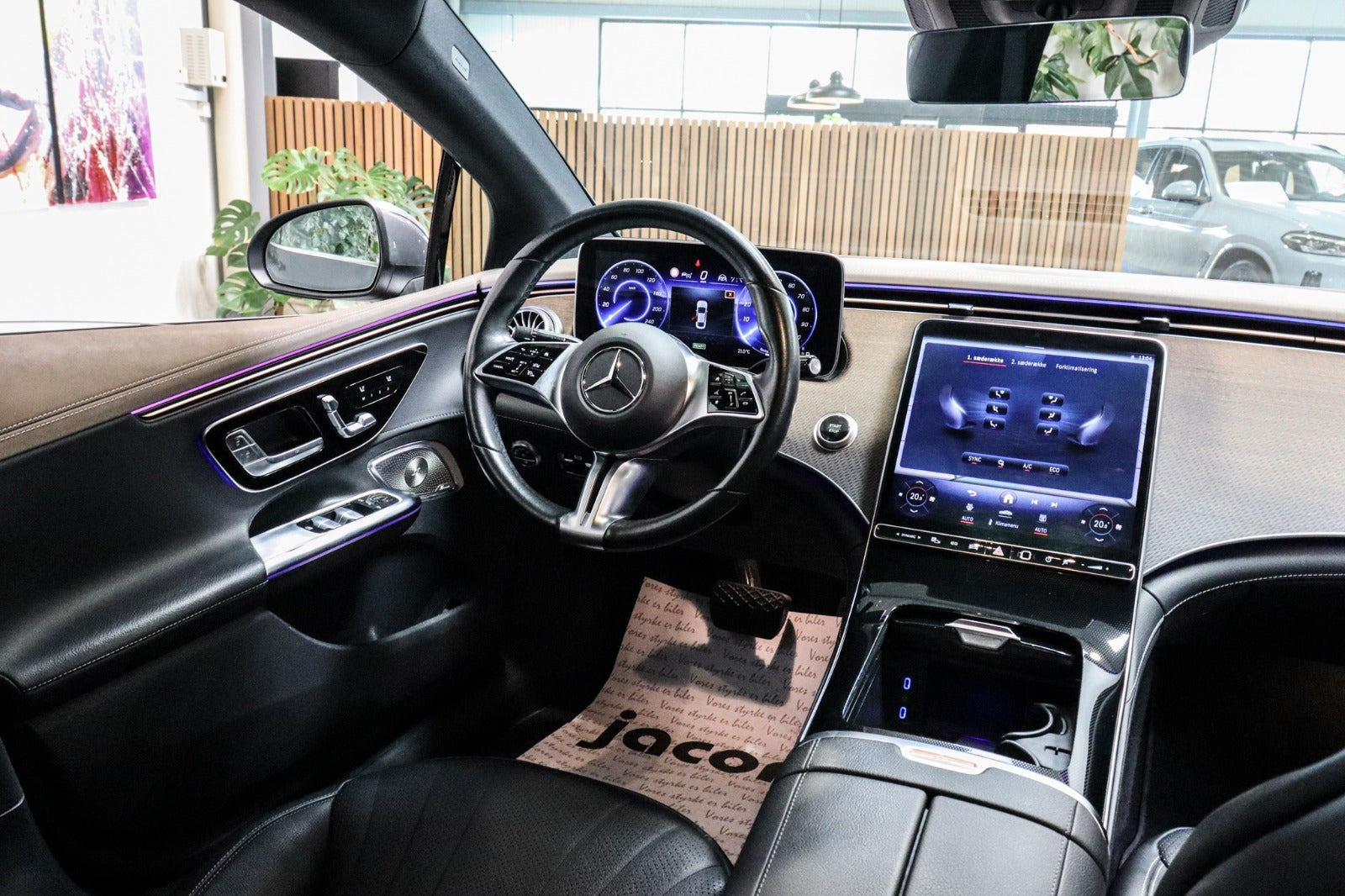 Grå Mercedes EQE350 fra 2022