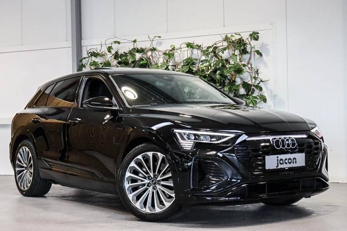Sort Audi Q8 e-tron fra 2023 set udefra