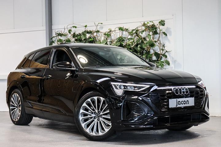 Sort Audi Q8 e-tron fra 2023 set udefra