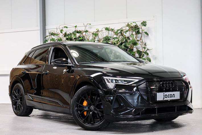 Sort Audi e-tron fra 2023 set udefra