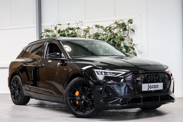 Sort Audi e-tron fra 2023 set udefra