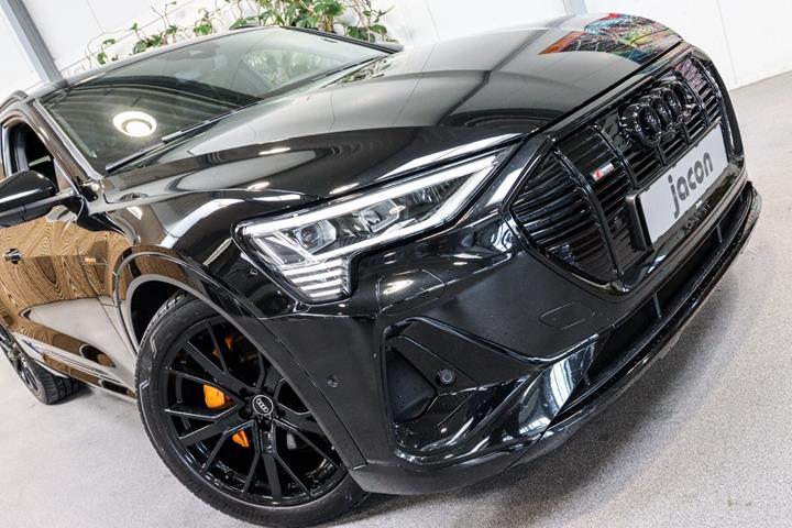 Sort Audi e-tron fra 2023