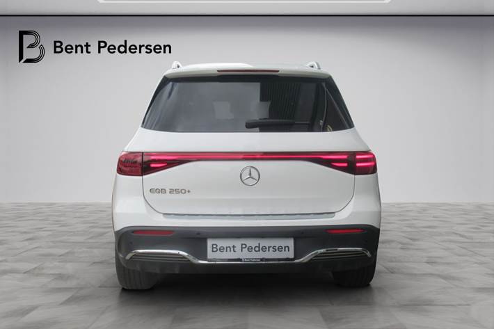 Hvid Mercedes EQB 250+ fra 2024